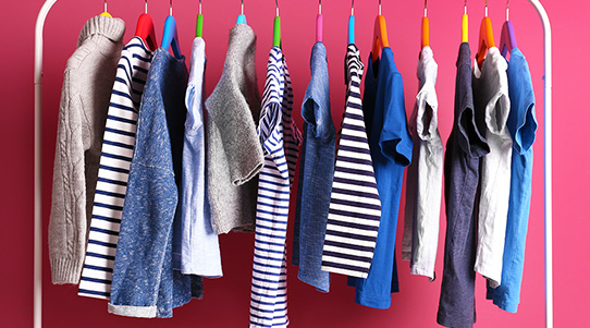 洋服 服 アパレル まとめ売り 2箱 ②（洋服のまとめ売りは宅配買取が  