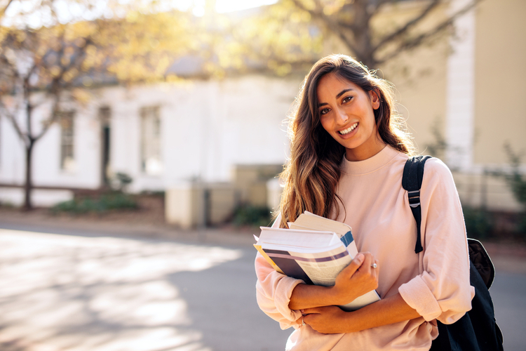 アパレル店員（販売員）になるためには大学と専門どっちがいい？大学に進学するメリットは？