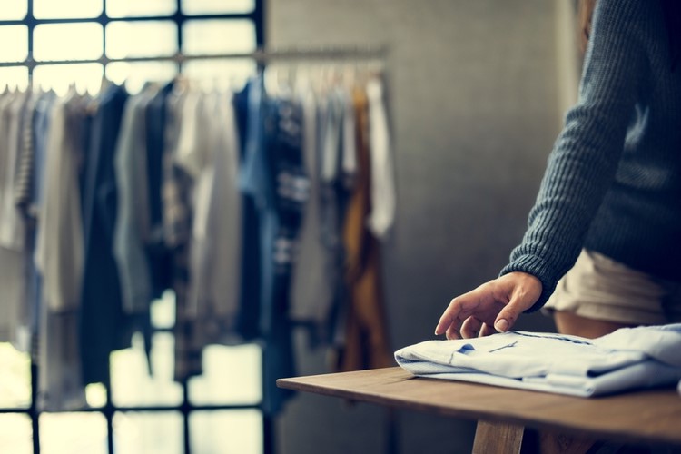 アパレル店員（販売員）がお客様に連絡先を聞かれたら？適切な断り方について