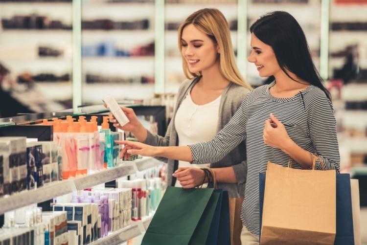 アパレル発のコスメブランド！服とコスメ販売どっちが向いている？